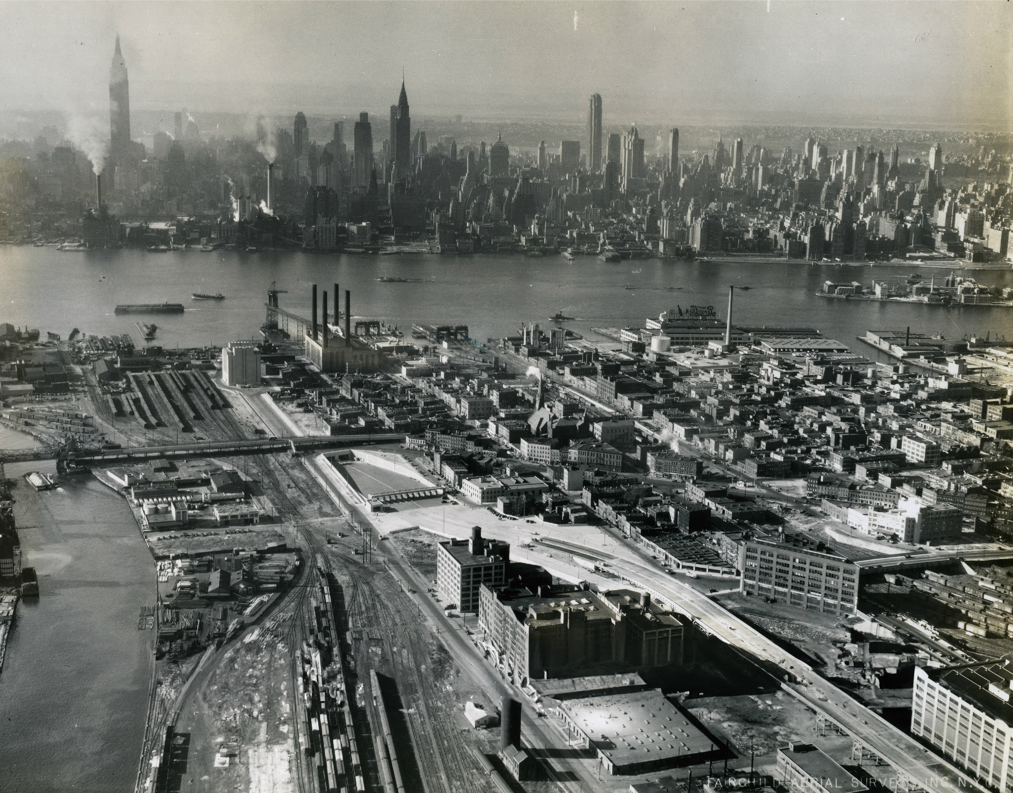 Aerial photo of Long Island Expressway approach to the Queens-Midtown Tunnel